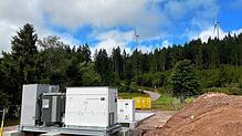 Eine ähnliche Anlage wie sie jetzt in Bonndorf geplant wird, ließ die EnBW bereits in der Nähe der Windkraftanlagen von Häusern ...