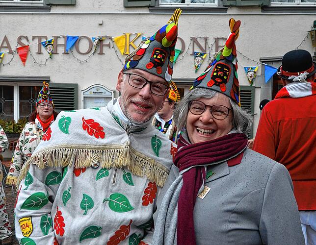 Hildegard Walk und Norbert Klöck schließen sich stets dem Zug zur Jakob-Gretser-Grundschule an.