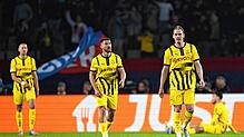 Dortmunds Julian Brandt (r) und Salih Özcan stehen nach dem Gegentor zum 4:0 enttäuscht auf dem Platz.