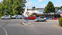 Vor allem in den Stoßzeiten ist an der Langäcker-Kreuzung oftmals Staugefahr.