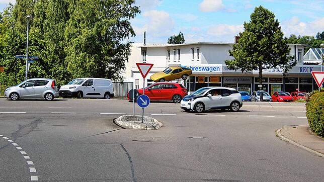 Vor allem in den Stoßzeiten ist an der Langäcker-Kreuzung oftmals Staugefahr.