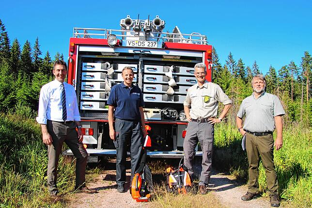 Donaueschingens OB Erik Pauly (von links), Feuerwehr-Gesamtkommandant Gerd Wimmer, Forstamt-Leiter Frieder Dinkelaker und Revierförster ...