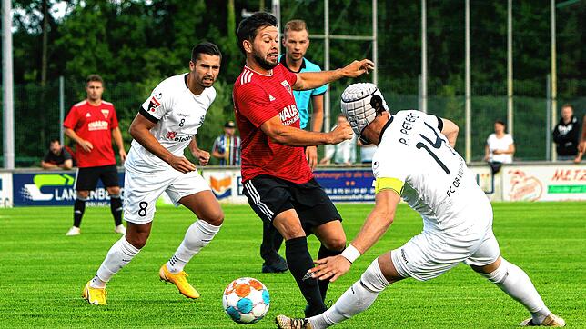 Villingens Kapitän Patrick Peters (rechts) stoppt den Überlinger Andre Kohli. Nico Tadic (links) verfolgt die Szene. Die Nullachter ...