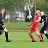 Attackiert von den beiden Stockachern Louis Streckel (links) und Andreas Schafhäutle (rechts), versucht Bad Dürrheims Kapitän Ramiro de ...