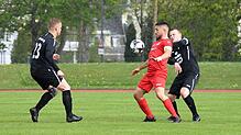 Attackiert von den beiden Stockachern Louis Streckel (links) und Andreas Schafhäutle (rechts), versucht Bad Dürrheims Kapitän Ramiro de ...
