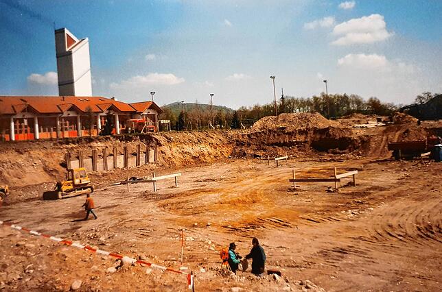 1997: Eine Baugrube befindet sich 1997 an der Stelle, wo später der Obi-Baumarkt errichtet wird. Im Hintergrund sind das Gerätehaus und ...