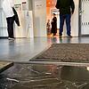 Vor dem Sitzungssaal 107 im Amtsgericht Konstanz wartet der Angeklagte Ehab K. (links) auf dem Beginn eines Prozesses. Richterin Heike ...