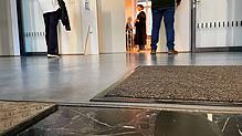 Vor dem Sitzungssaal 107 im Amtsgericht Konstanz wartet der Angeklagte Ehab K. (links) auf dem Beginn eines Prozesses. Richterin Heike ...