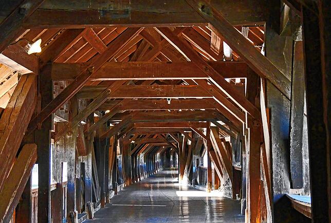 Die schweren eichenen Sprengwerke der Holzbrücke haben über die Jahrhunderte viel gesehen. So leer und verlassen war die Brücke nur bei ...