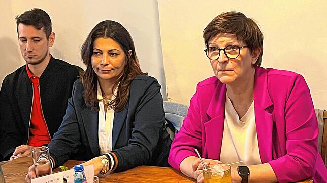 Kai Humphries, Derya Türk-Nachbaur und Saskia Esken stellen sich den Fragen der Bürger im Café am Riettor.