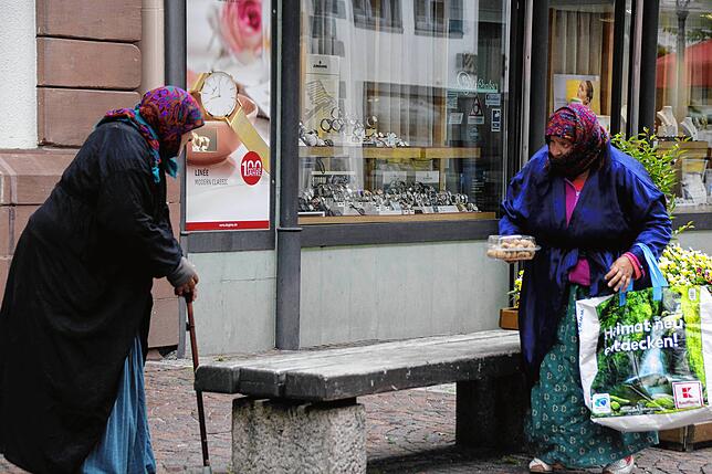 Zwei Bettlerinnen in der Rietstraße in Villingen. Bilder: Anja Greiner