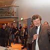 Planer Johann Senner (rechts) geht bei der Einwohnerversammlung zum Stadtentwicklungskonzept Meersburg&nbsp;2030 nach der Diskussion mit ...