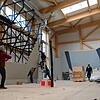 Klaus Haberstroh (links), Vorsitzender der DAV-Sektion Überlingen, ist jeden Tag auf der Baustelle der Kletter- und Boulderhalle. Dabei ...