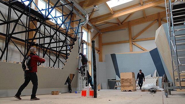 Klaus Haberstroh (links), Vorsitzender der DAV-Sektion Überlingen, ist jeden Tag auf der Baustelle der Kletter- und Boulderhalle. Dabei ...