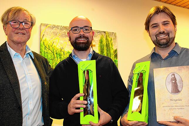 Autor Hubert Steinmann (links) überreicht Museums- und Archivleiter Julian Windmöller (rechts) das erste Exemplar seiner ...