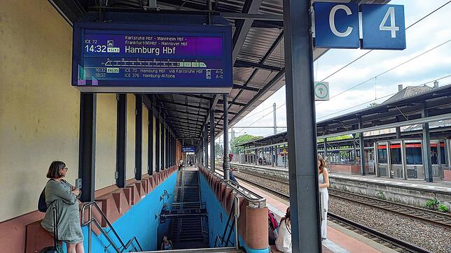 Geschafft! Am Bahnhof Baden-Baden ist man (von Richtung Konstanz aus) durch den Schwarzwald durch – und hat den Schienenersatz hinter ...
