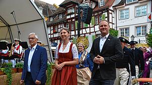 Auch der traditionelle Frühschoppen beginnt mit dem Einzug der Bodensee-Weinprinzessin Melina Bachleitner, begleitet von Bürgermeister ...