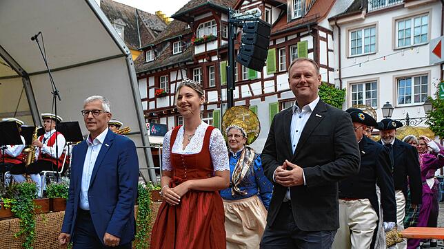 Auch der traditionelle Frühschoppen beginnt mit dem Einzug der Bodensee-Weinprinzessin Melina Bachleitner, begleitet von Bürgermeister ...
