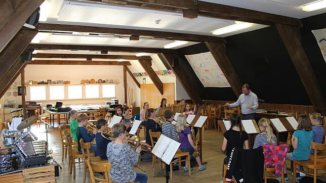 Der Stadtkapellen-Nachwuchs im aktuellen Probelokal unter dem Dach der Schule. Die Musiker teilen sich den Raum mit dem Heimat- und ...