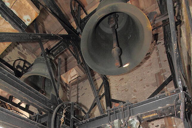 Groß und mächtig sind die Glocken im Turm der Antoniuskirche in Mönchweiler. Der nächtliche Klang des Stundenschlags stößt auf geteilte ...