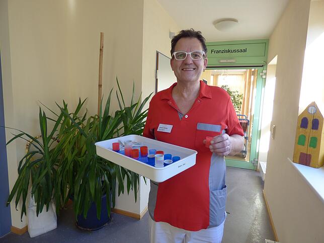 Uwe Walter teilt Medikamente aus.