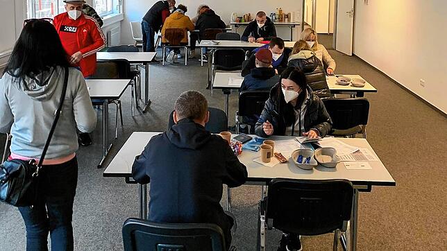 Bei der Gemeinsamen Anlaufstelle des Landkreises und der Stadt Tuttlingen läuft die Registrierung der Geflüchteten aus der Ukraine.