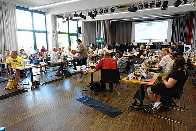 40 Mitglieder hat der Gemeinderat, hier zu sehen bei einer Sitzung im Juli 2022 im Corona-Ausweichquartier Hedicke‘s Terracotta. ...