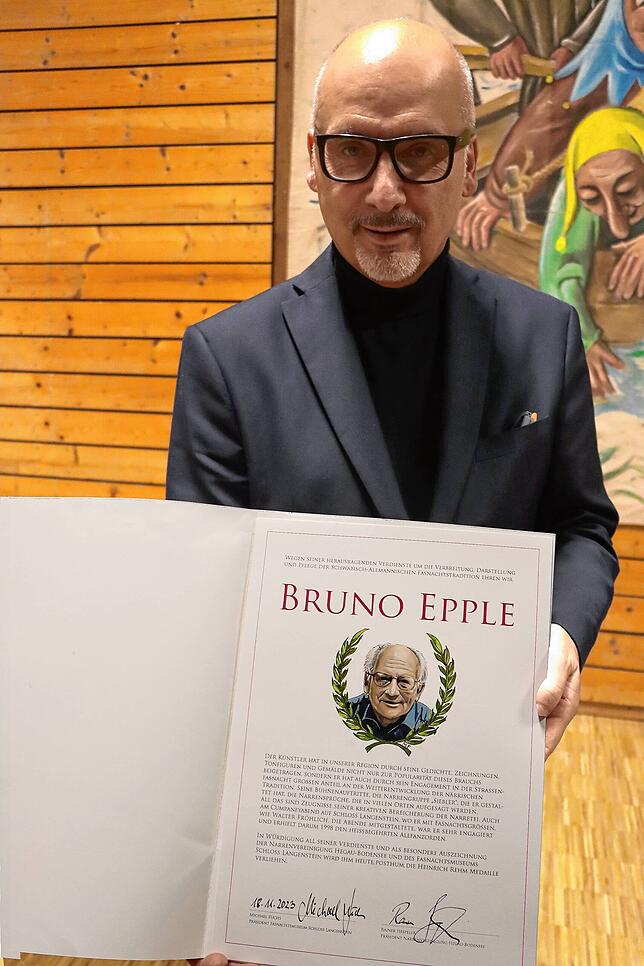 Die Urkunde zu Ehren des postum mit der Heinrich-Rehm-Medaille ausgezeichneten Bruno Epple wurde von Michael Fuchs, Präsident des ...