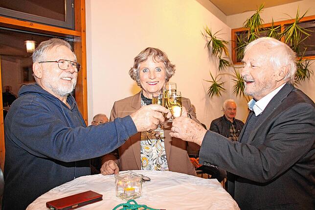 Den Neujahrsempfang nutzten viele Bürger, um miteinander auf das neue Jahr anzustoßen, wie hier Erwin Perlak vom Hundesportverein Wald, ...
