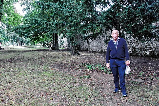 Manfred Beichl steht an der Stelle, wo bis in die 50er Jahre noch der alte Luftschutzbunker außerhalb der Stadtmauer nahe der Bogengasse ...