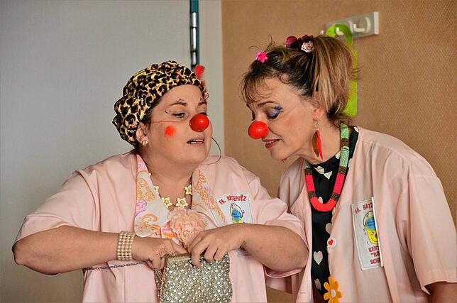 Regina Lorenz (rechts) schaut gespannt als Hortensie Schneider in das türkise Täschchen. Was sich wohl darin verbirgt?