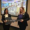 Bild:Carolin Faustmann (links im Bild) übergibt den CANO Center Schlüssel an Kitty Molnar (rechts im Bild) Quelle: CANO Singen