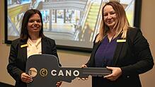 Bild:Carolin Faustmann (links im Bild) übergibt den CANO Center Schlüssel an Kitty Molnar (rechts im Bild) Quelle: CANO Singen