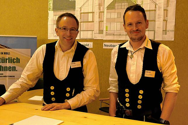 Sie vertraten das Handwerk: die Zimmerei Holzbau Riester GmbH aus Leibertingen (v.l. Alexander und Simon Riester).
