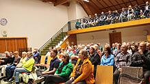Das Haus des Gastes in Dittishausen ist bei der Bürgerversammlung voll besetzt.  Bild: Silvia Bächle