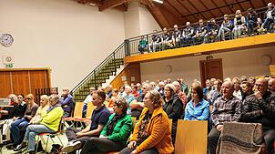 Das Haus des Gastes in Dittishausen ist bei der Bürgerversammlung voll besetzt.  Bild: Silvia Bächle