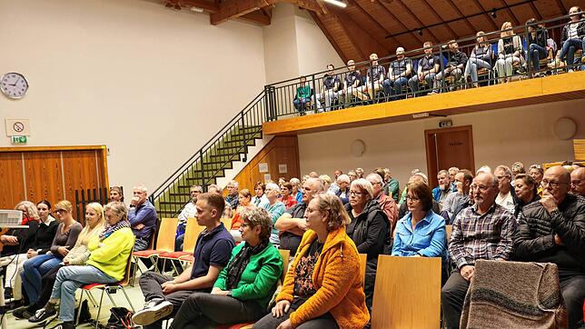 Das Haus des Gastes in Dittishausen ist bei der Bürgerversammlung voll besetzt.  Bild: Silvia Bächle