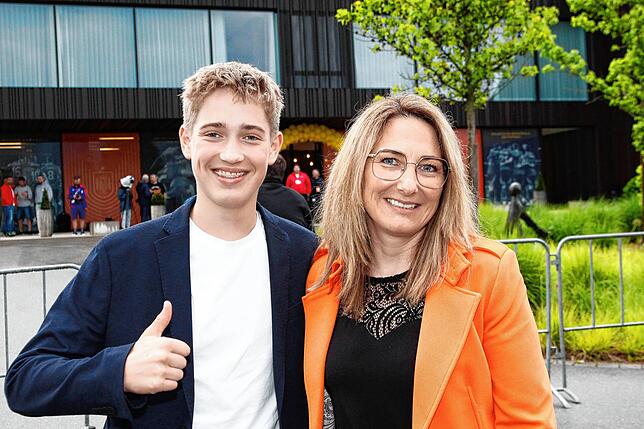 Nils Meyer und seine Mutter Tanja aus Aasen sind zufällig vorbeigekommen und hoffen auf Autogramme einiger Spieler.