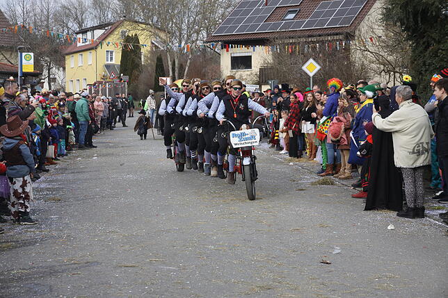 Das 10er-Rad der Rollizunft fuhr am Samstag mit beim Umzug in Heudorf.