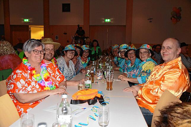 Alle Besucher hatten sich verkleidet, diese Gruppe allerdings hatte die Weltreise mit ihren Hüten visualisiert. Bild: Doris Eichkorn