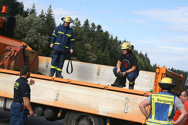 Bild 25: Bilder vom Abtransport des Felsbrockens auf der A81 nach dem Unfall nahe Trossingen