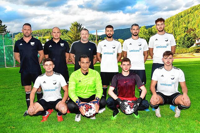 Alles neu bei der SG FC Wehr-Brennet: Die Trainer Urs Keser und Sascha Dreher, Torwarttrainer Roberto Florio bauten (weiter, von links) ...