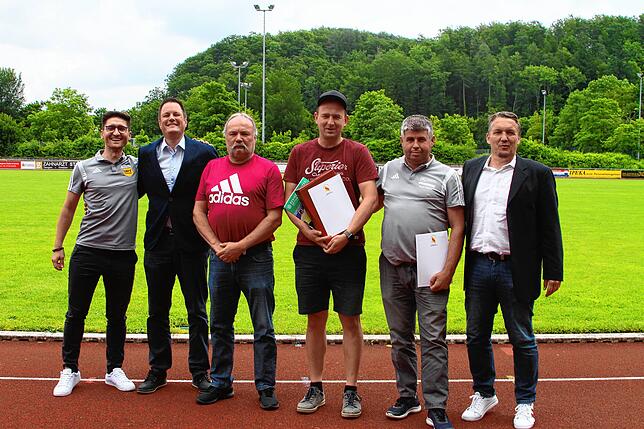 Verbands-Ehrungen: Bezirksschiedsrichter-Obmann Hafes Gerspacher (links) und Verbandsschiedsrichter-Chef Ralf Brombacher (rechts) ehrten ...