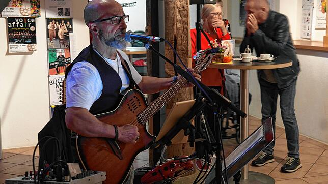Er beherrscht die rockigen und die ruhigen Töne: Italo-Musiker Gianni Dato sorgte beim Galeriefest in der Mühle für die musikalische ...