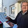 Reinhard Heinl aus Litzelstetten hält den Papier-Abfuhrkalender von 2022 in der Hand. Dass es ihn für das neue Jahr nicht mehr gedruckt ...