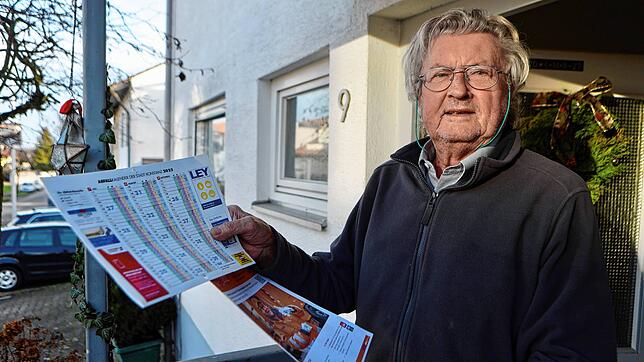 Reinhard Heinl aus Litzelstetten hält den Papier-Abfuhrkalender von 2022 in der Hand. Dass es ihn für das neue Jahr nicht mehr gedruckt ...
