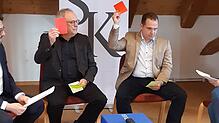 In diesem Fall sind sich die Bürgermeisterkandidaten Peter Schanz (links) und Jürgen Wiener einig: Beide zücken die rote Karte. Die ...