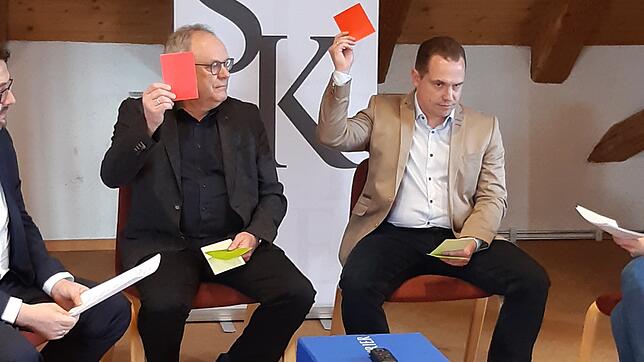 In diesem Fall sind sich die Bürgermeisterkandidaten Peter Schanz (links) und Jürgen Wiener einig: Beide zücken die rote Karte. Die ...