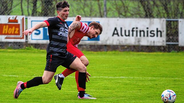 Kaum zu bremsen: Eggingens Florian König (links) hat im Zweikampf mit dem zweifachen Wutöschinger Torschützen Patrick Budde ordentlich ...