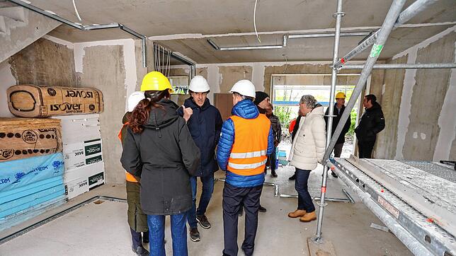 Ein erster Rundgang durch die Häuser zeigt auf der Baustelle Weiherhof Nord, wie schnell die Bauarbeiten vorankommen. In ein paar ...